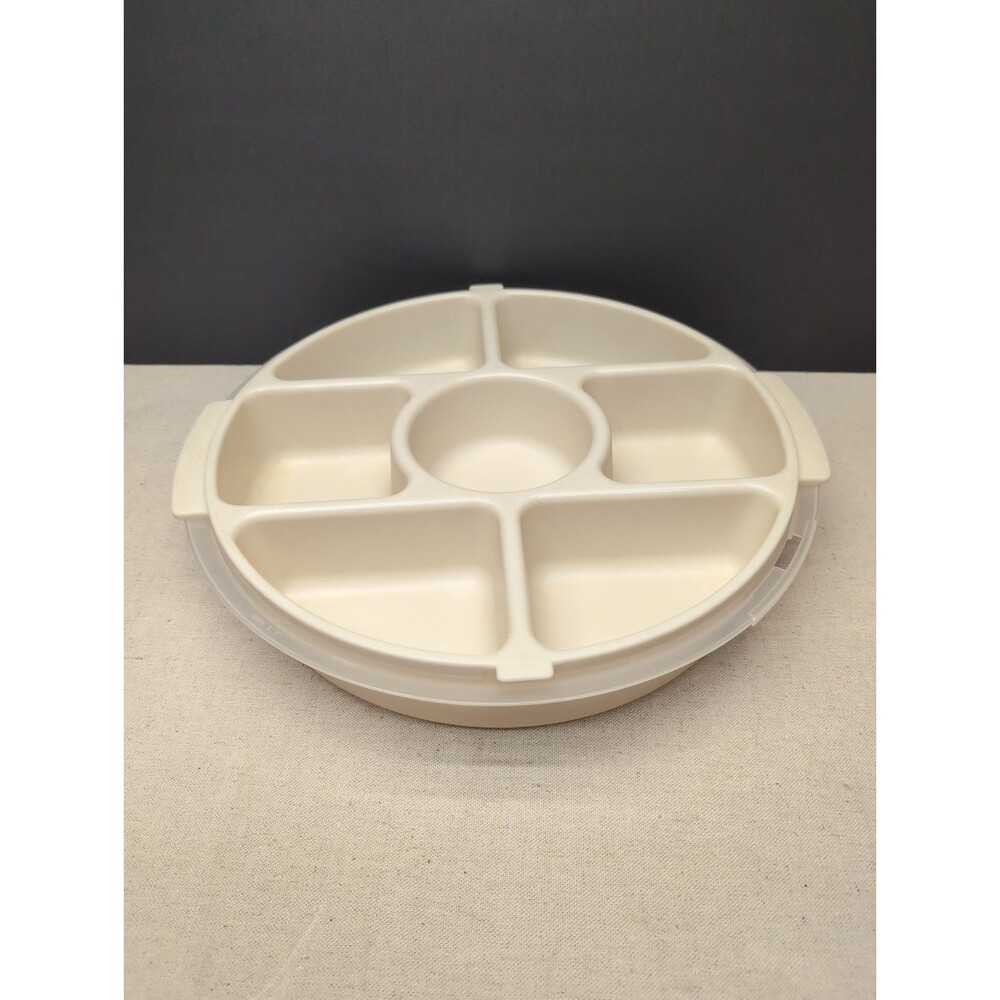 Rubbermaid Servin Saver Divided Vegetable Chip & Dip Taco Server  Lid Beige 12"